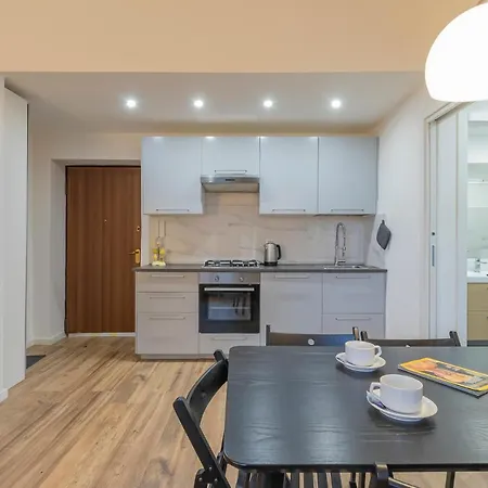 Renovated Near Loreto Padova 78 דירה מילאנו
